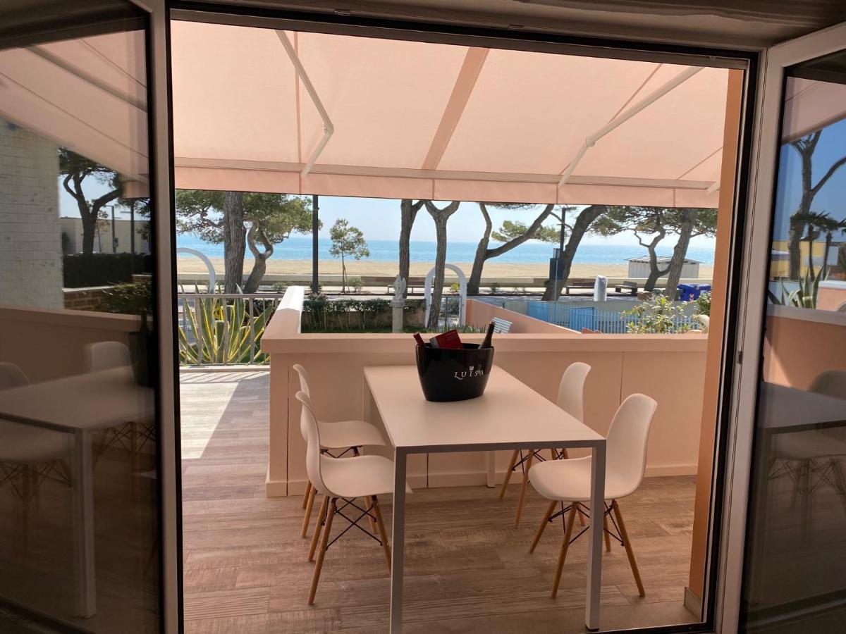 Appartamento Fronte Mare Villa Lory 利尼亚诺萨比亚多罗 外观 照片