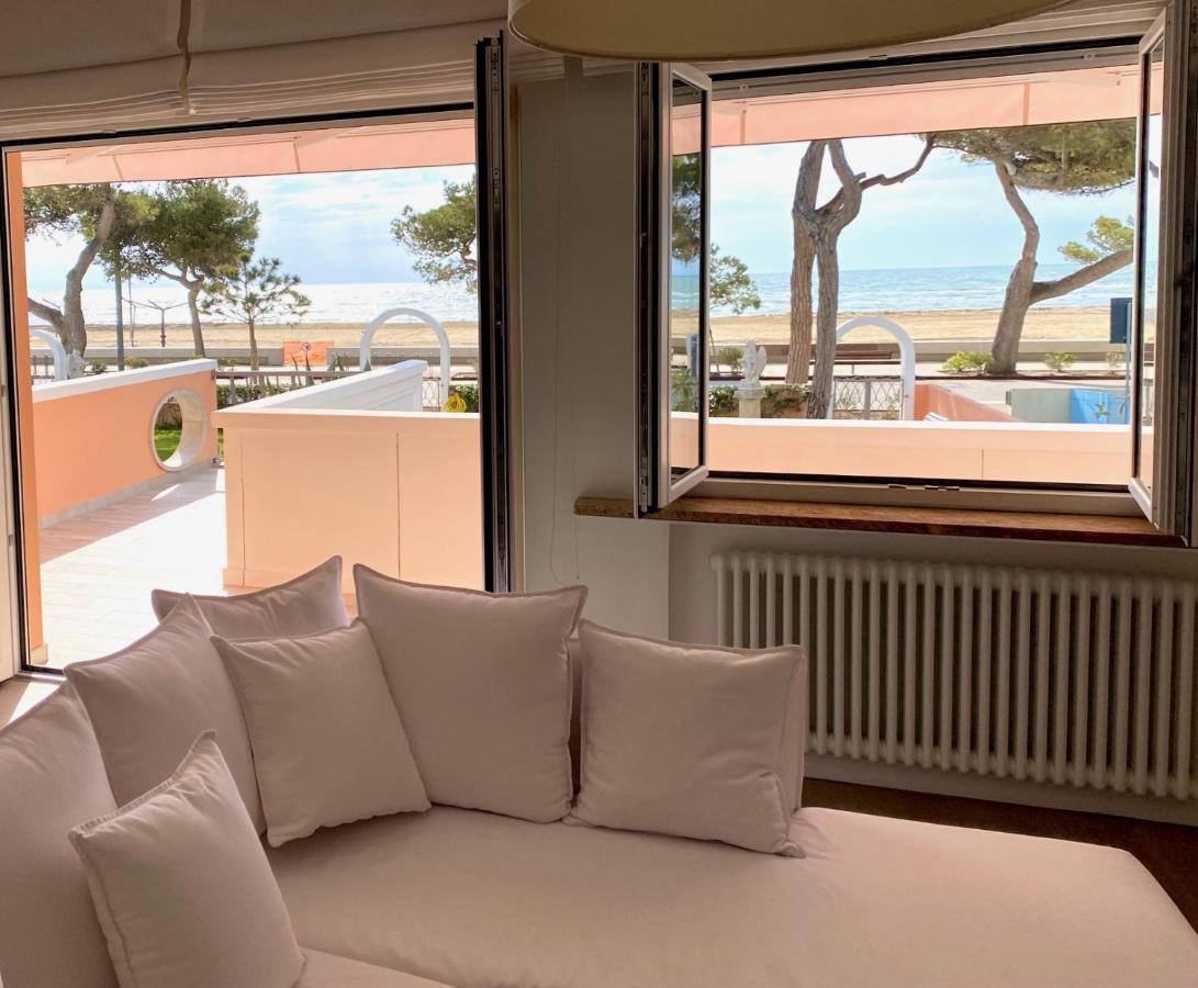 Appartamento Fronte Mare Villa Lory 利尼亚诺萨比亚多罗 外观 照片